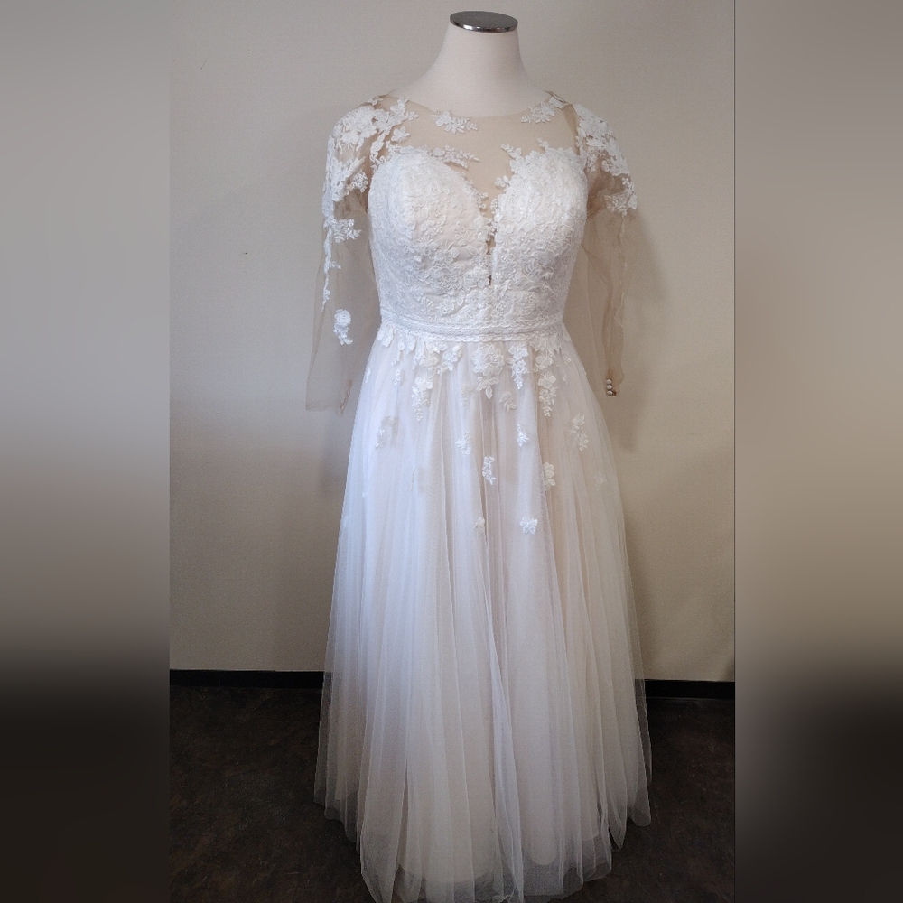 Plus Size- Stella York Wedding Dress with Added Sleeves - Picture 3 of 10
